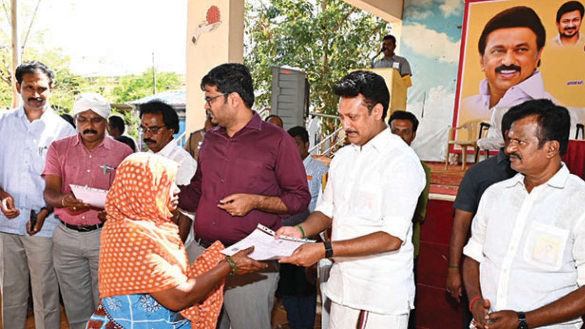 மக்களின் பல தசாப்த கால கனவு நனவானது!” – திருவெறும்பூரில் 164 குடும்பங்களுக்கு ரூ.8.14 கோடி மதிப்பில் பட்டா வழங்கி அமைச்சர் அன்பில் மகேஸ் அதிரடி!