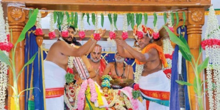 ராஜபாளையம் சொக்கர் கோயிலில் பக்திப் பரவசம்: விண்ணதிரும் வேத மந்திரங்கள் முழங்க மீனாட்சி-சுந்தரேஸ்வரர் திருக்கல்யாணம் கோலாகலம்!