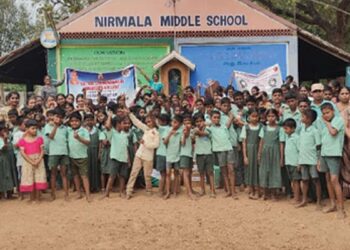 கல்லூரி மாணவிகளின் மனிதாபிமான பயணம்: காப்பக குழந்தைகளுக்கு கல்வி உபகரணங்கள் மற்றும் சீருடைகள் வழங்கி நெகிழ்ச்சி!