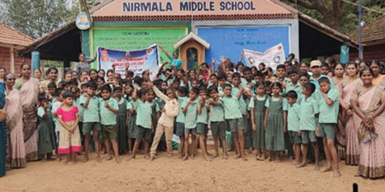 கல்லூரி மாணவிகளின் மனிதாபிமான பயணம்: காப்பக குழந்தைகளுக்கு கல்வி உபகரணங்கள் மற்றும் சீருடைகள் வழங்கி நெகிழ்ச்சி!