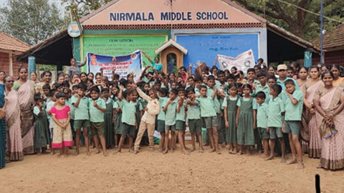 கல்லூரி மாணவிகளின் மனிதாபிமான பயணம்: காப்பக குழந்தைகளுக்கு கல்வி உபகரணங்கள் மற்றும் சீருடைகள் வழங்கி நெகிழ்ச்சி!