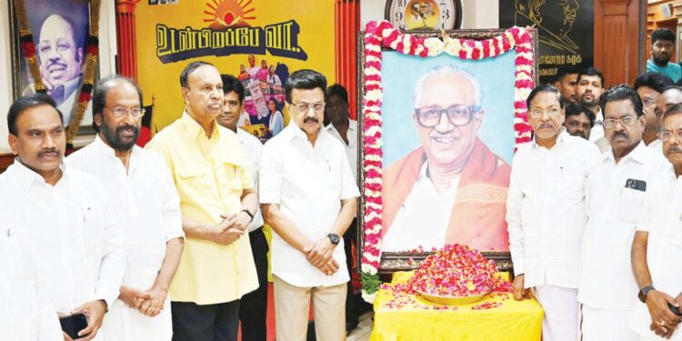 நெருக்கடி நேரங்களில் கலைஞருடன் நின்ற கொள்கைப் பேரொளி: பேராசிரியர் அன்பழகன் நினைவு நாளில் முதல்வர் மு.க.ஸ்டாலின் நெகிழ்ச்சி அஞ்சலி!