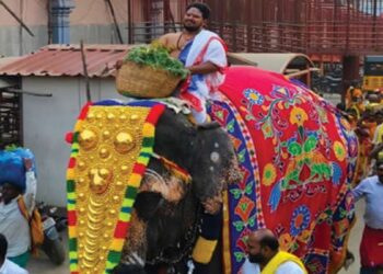 சமயபுரத்தில் பூச்சொரிதல் விழா கோலாகலத் தொடக்கம்: பக்தர்களுக்காக அம்மனே மேற்கொள்ளும் 28 நாள் ‘பச்சை பட்டினி’ விரதம் ஆரம்பம்!