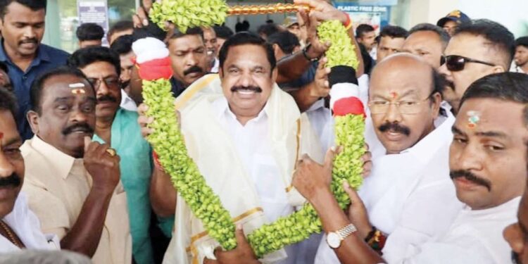 ராஜன்செல்லப்பா வழங்கிய வாசனை மிகுந்த ஏலக்காய் மாலை தேசிய ஜனநாயக கூட்டணி விழாவில் உற்சாக வரவேற்பு!