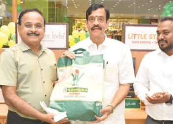 அண்ணா நகர் விஆர் மாலில் ராம்ராஜ் காட்டன் பிரத்யேக ஷோரூம் திறப்பு: இளைய தலைமுறையைக் கவரும் பாரம்பரிய ஆடை அணிவகுப்பு!