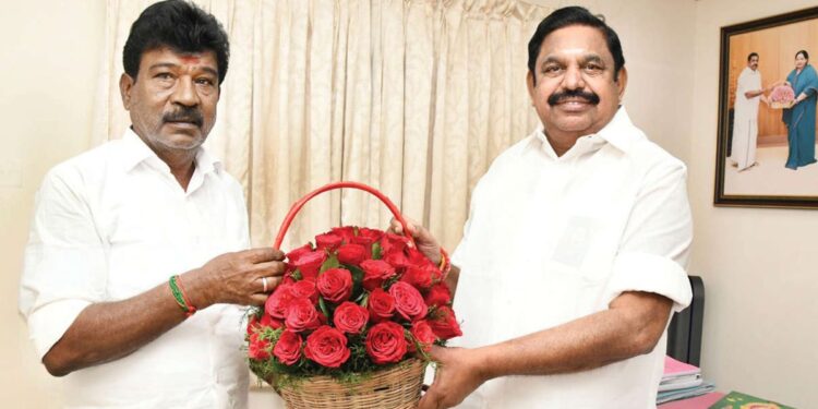 விழுப்புரம் அரசியலில் அதிரடி: எடப்பாடியார் முன்னிலையில் அதிமுகவில் இணைந்தார் முன்னாள் எம்.பி. செஞ்சி வெ. ஏழுமலை!