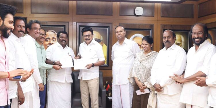 “இழுபறி முடிந்து கைகோர்த்தது கை!” – திமுக கூட்டணியில் காங்கிரசுக்கு 28 இடங்கள்; ப.சிதம்பரம் தூதுவத்தால் சுமுக உடன்பாடு!