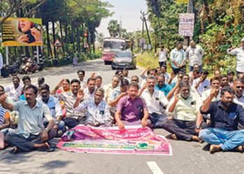 திருவாரூரில் வருவாய்த்துறையினர் அதிரடி சாலை மறியல்: ஸ்தம்பித்த தஞ்சை தேசிய நெடுஞ்சாலை – நூற்றுக்கணக்கானோர் கைது!