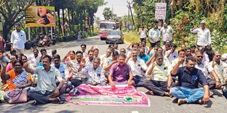 திருவாரூரில் வருவாய்த்துறையினர் அதிரடி சாலை மறியல்: ஸ்தம்பித்த தஞ்சை தேசிய நெடுஞ்சாலை – நூற்றுக்கணக்கானோர் கைது!