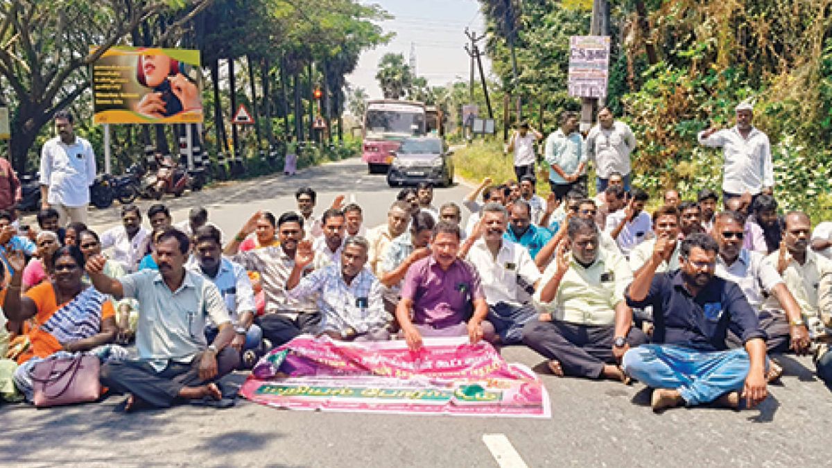 திருவாரூரில் வருவாய்த்துறையினர் அதிரடி சாலை மறியல்: ஸ்தம்பித்த தஞ்சை தேசிய நெடுஞ்சாலை – நூற்றுக்கணக்கானோர் கைது!