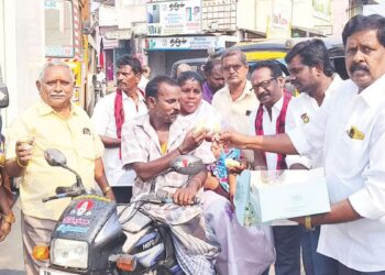 நரசிங்கபுரத்தில்திமுகவினர்அதிரடி: வானவேடிக்கைமுழங்கபொதுமக்களுக்குஇனிப்புமழை – முதலமைச்சர்மு.க.ஸ்டாலின்பிறந்தநாளைஉற்சாகமாகக்கொண்டாடியநகரதிமுக!