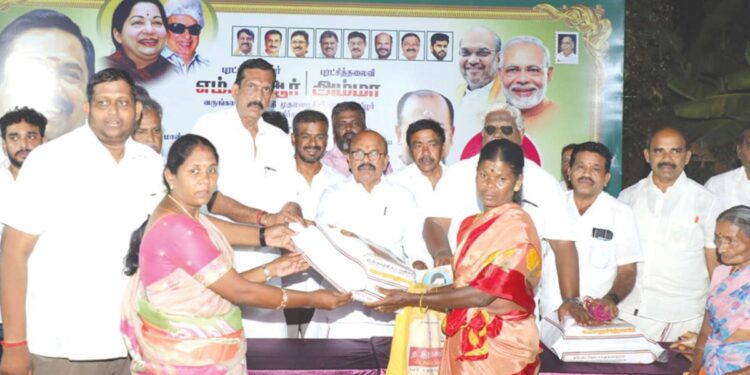 அதிமுகவின் கோட்டையில் அதிரடி முப்பெரும் விழா: திருப்பூர் ஈட்டிவீரம்பாளையத்தில் ஏழை எளியோருக்குக் குவிந்த நலத்திட்ட உதவிகள்!