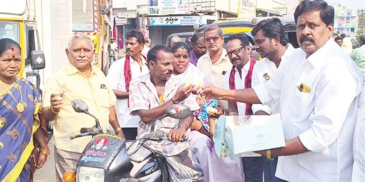 நரசிங்கபுரத்தில்திமுகவினர்அதிரடி: வானவேடிக்கைமுழங்கபொதுமக்களுக்குஇனிப்புமழை – முதலமைச்சர்மு.க.ஸ்டாலின்பிறந்தநாளைஉற்சாகமாகக்கொண்டாடியநகரதிமுக!