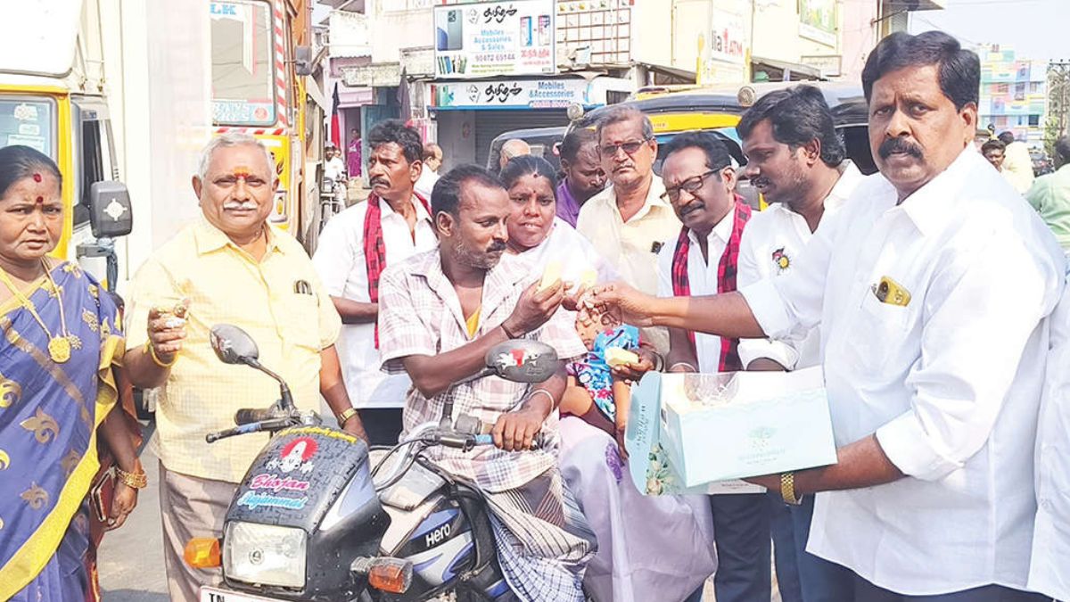 நரசிங்கபுரத்தில்திமுகவினர்அதிரடி: வானவேடிக்கைமுழங்கபொதுமக்களுக்குஇனிப்புமழை – முதலமைச்சர்மு.க.ஸ்டாலின்பிறந்தநாளைஉற்சாகமாகக்கொண்டாடியநகரதிமுக!