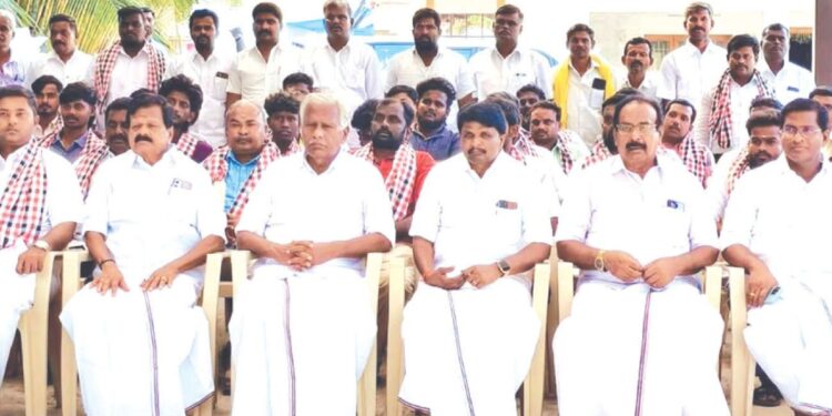 கிருஷ்ணகிரியில் திமுக, தவெக-வினர் அதிரடி விலகல்: கே.பி. முனுசாமி முன்னிலையில் அதிமுகவில் குவிந்த 50-க்கும் மேற்பட்ட மாற்றுக்கட்சியினர்!