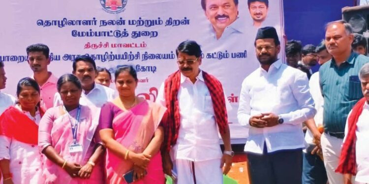 மணப்பாறையில் கல்விப் புரட்சி: புதிய கல்வி நிறுவனக் கட்டுமானப் பணிகளை அதிரடியாகத் தொடங்கி வைத்தார் அமைச்சர் அன்பில் மகேஸ்!