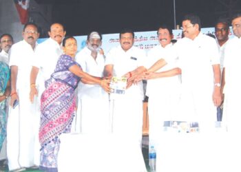 “திமுக ஆட்சியில் பெருகும் குற்றங்கள்; எடப்பாடியாரை யாராலும் தடுக்க முடியாது” – ஈரோட்டில் முன்னாள் அமைச்சர் செ.ம.வேலுச்சாமி அனல் பறக்கும் பேச்சு!