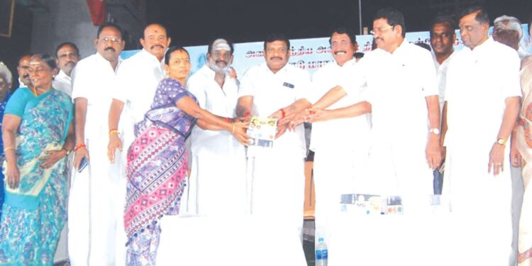 “திமுக ஆட்சியில் பெருகும் குற்றங்கள்; எடப்பாடியாரை யாராலும் தடுக்க முடியாது” – ஈரோட்டில் முன்னாள் அமைச்சர் செ.ம.வேலுச்சாமி அனல் பறக்கும் பேச்சு!