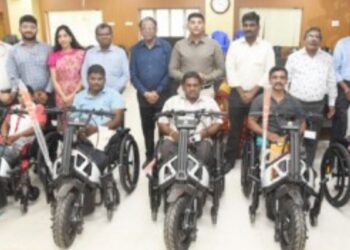 மாற்றுத்திறனாளிகளின்வாழ்வில்ஒளியேற்றியமதுரை கலெக்டர்:தடையின்றிபறக்கநவீனமின்சார வாகனங்கள்அதிரடி வழங்கல் இந்தியன்ஆயில்நிறுவனத்தின்மெகாஉதவி!