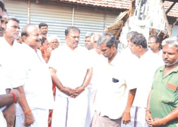 தீயில் கருகிய ஏழை தம்பதியின் வாழ்க்கை: கண்ணீரைத் துடைக்க ஓடோடி வந்த எம்.எல்.ஏ ஜெயக்குமார் – அதிரடி நிதியுதவி!