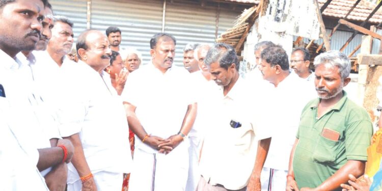 தீயில் கருகிய ஏழை தம்பதியின் வாழ்க்கை: கண்ணீரைத் துடைக்க ஓடோடி வந்த எம்.எல்.ஏ ஜெயக்குமார் – அதிரடி நிதியுதவி!