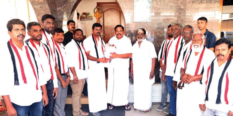 எடப்பாடியார் தலைமையில் அண்ணா தி.மு.க.வில் இணைந்த ஈரோடு நிர்வாகிகள்: சேலத்தில் உற்சாக வரவேற்பு!