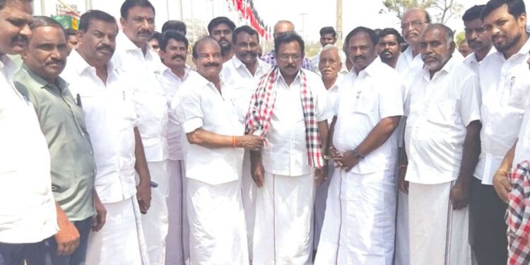 திமுக கோட்டையில் அதிரடி விரிசல்: பெருந்துறையில் எடப்பாடியார் முன்னிலையில் கிளைச் செயலாளர் உட்பட 200 பேர் அதிமுகவில் ஐக்கியம்!
