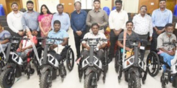 மாற்றுத்திறனாளிகளின்வாழ்வில்ஒளியேற்றியமதுரை கலெக்டர்:தடையின்றிபறக்கநவீனமின்சார வாகனங்கள்அதிரடி வழங்கல் இந்தியன்ஆயில்நிறுவனத்தின்மெகாஉதவி!