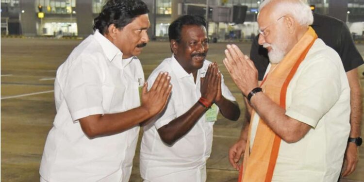 விமான நிலையத்தில் உற்சாகமாக வரவேற்ற அதிமுக முன்னணியினர் தேசிய ஜனநாயக கூட்டணி பொதுக்கூட்டம்களை கட்டியது!