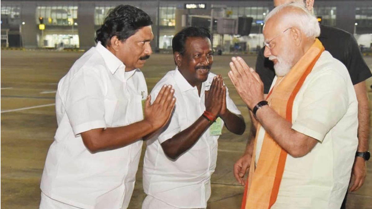 விமான நிலையத்தில் உற்சாகமாக வரவேற்ற அதிமுக முன்னணியினர் தேசிய ஜனநாயக கூட்டணி பொதுக்கூட்டம்களை கட்டியது!