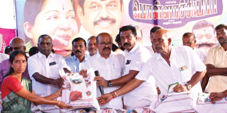 கிணத்துக்கடவில் புதிய பயணியர் நிழற்குடை: பூமி பூஜை செய்து நலத்திட்ட உதவிகளை வழங்கினார் பொள்ளாச்சி வி.ஜெயராமன்!
