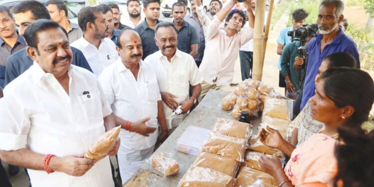 கரும்பு விவசாயிகளின் கண்ணீர் துடைக்க எடப்பாடியார் உறுதி: திப்பிசெட்டிபாளையத்தில் நாட்டுச்சர்க்கரை உற்பத்தியாளர்களுடன் உருக்கமான கலந்துரையாடல்!