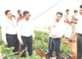 கட்டுப்படுத்தப்பட்ட சூழலில் மலர் சாகுபடி: சின்னத்தடாகத்தில் ஜெர்பரா பசுமைக்குடிலை ஆய்வு செய்த கலெக்டர் பவன்குமார் கிரியப்பனவர் – விவசாயிகளுக்கு 50% மானியம்!