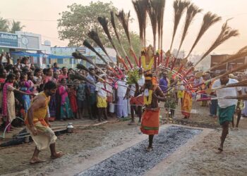எடப்பாடியில் மெய்சிலிர்க்க வைத்த மாசித் திருவிழா: வானில் பறந்தபடி ‘விமான அலகு’ குத்தி தீமிதித்த பக்தர்கள் – பக்திப் பெருவெள்ளம்!