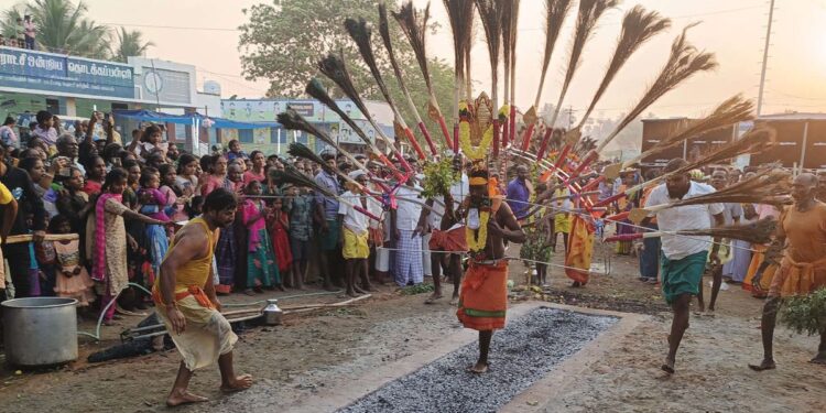 எடப்பாடியில் மெய்சிலிர்க்க வைத்த மாசித் திருவிழா: வானில் பறந்தபடி ‘விமான அலகு’ குத்தி தீமிதித்த பக்தர்கள் – பக்திப் பெருவெள்ளம்!
