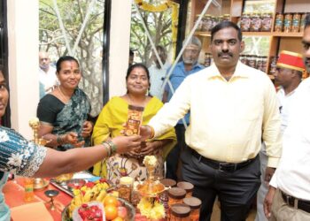 மகளிர் சக்தியின் எழுச்சி: கிருஷ்ணகிரி அவதானப்பட்டியில் பிரம்மாண்ட ‘மதி அங்காடி’ – கலெக்டர் தினேஷ் குமார் அதிரடித் திறப்பு!