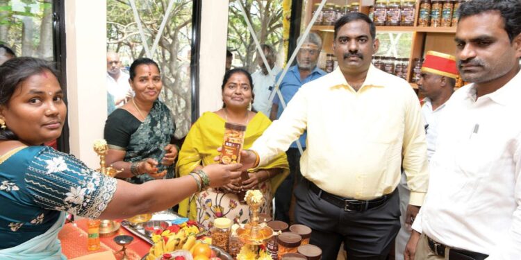 மகளிர் சக்தியின் எழுச்சி: கிருஷ்ணகிரி அவதானப்பட்டியில் பிரம்மாண்ட ‘மதி அங்காடி’ – கலெக்டர் தினேஷ் குமார் அதிரடித் திறப்பு!