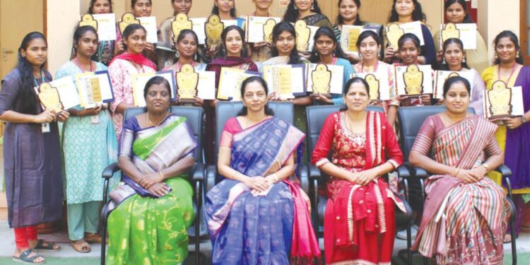 பெண்மையின் பேராற்றல்: ஸ்ரீ ராமகிருஷ்ணா மகளிர் கல்லூரியில் உலக மகளிர் தின எழுச்சி விழா – சாதனைப் பெண்களுக்குச் சிறப்பு அங்கீகாரம்!