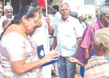 சத்தியமங்கலத்தில் திமுகவினர் அதிரடி: முதலமைச்சர் மு.க.ஸ்டாலினின் 73-வது பிறந்தநாளை பட்டாசு முழங்க இனிப்பு வழங்கி கொண்டாடிய நகரச் செயலாளர் ஜானகிராமசாமி!