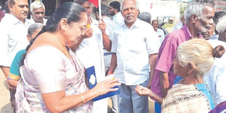 சத்தியமங்கலத்தில் திமுகவினர் அதிரடி: முதலமைச்சர் மு.க.ஸ்டாலினின் 73-வது பிறந்தநாளை பட்டாசு முழங்க இனிப்பு வழங்கி கொண்டாடிய நகரச் செயலாளர் ஜானகிராமசாமி!