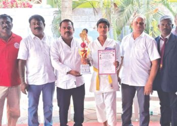 தற்காப்புக் கலையில் அசத்திய ஈரோடு மாணவர்கள்: பிரம்மாண்ட கராத்தே போட்டியில் வெற்றி பெற்றவர்களுக்குப் பதக்கங்கள் குவிப்பு!