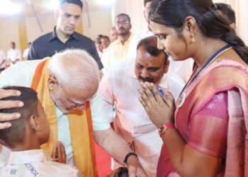 மதுரையில் நெகிழ்ச்சி: தீக்குளித்து மறைந்த பூர்ணசந்திரன் குடும்பத்தினரை நேரில் சந்தித்து ஆறுதல் கூறிய பிரதமர் மோடி!