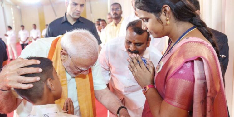 மதுரையில் நெகிழ்ச்சி: தீக்குளித்து மறைந்த பூர்ணசந்திரன் குடும்பத்தினரை நேரில் சந்தித்து ஆறுதல் கூறிய பிரதமர் மோடி!