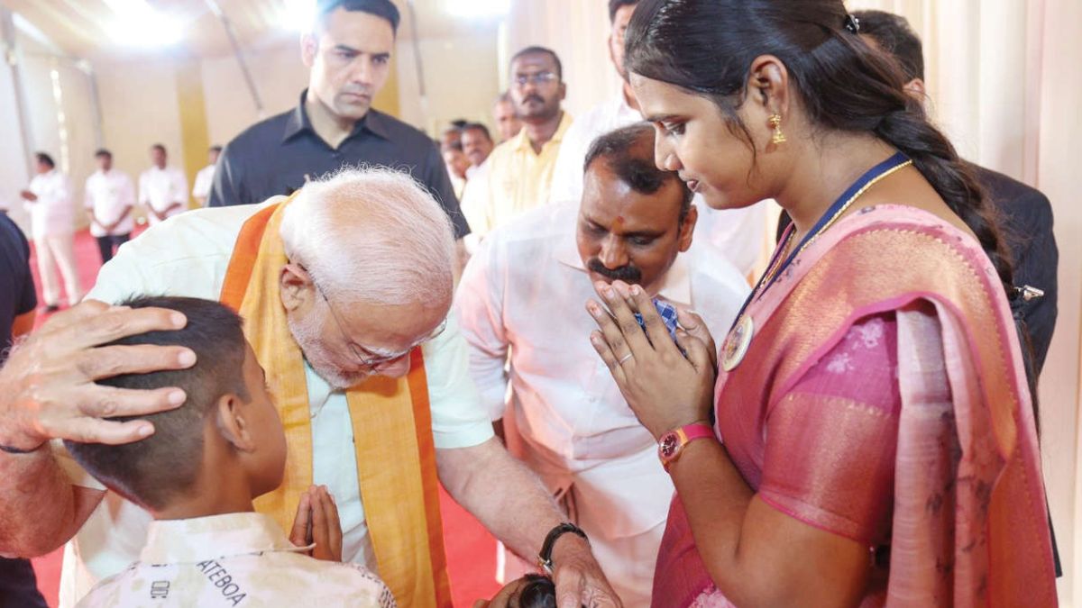 மதுரையில் நெகிழ்ச்சி: தீக்குளித்து மறைந்த பூர்ணசந்திரன் குடும்பத்தினரை நேரில் சந்தித்து ஆறுதல் கூறிய பிரதமர் மோடி!