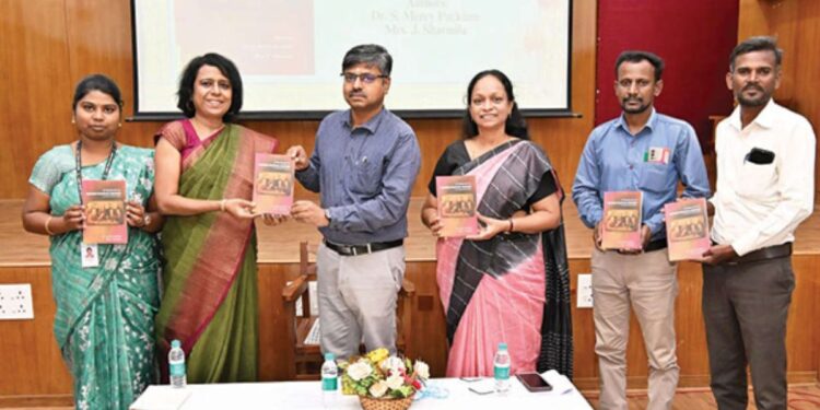 மதுரை லேடி டோக் கல்லூரியில் அரசியல் ஆய்வுப் பெட்டகம் வெளியீடு: சர்வதேச தரத்தில் மாணவர்களுக்குப் புதிய வழிகாட்டி நூல்!