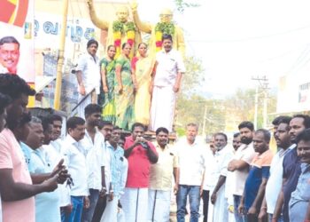 அண்ணா, கலைஞர் சிலைகளுக்கு மாலை அணிவித்து இனிப்புகள் வழங்கி திமுகவினர் உற்சாகக் கொண்டாட்டம்!