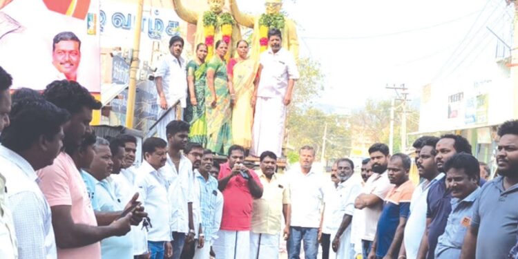 அண்ணா, கலைஞர் சிலைகளுக்கு மாலை அணிவித்து இனிப்புகள் வழங்கி திமுகவினர் உற்சாகக் கொண்டாட்டம்!