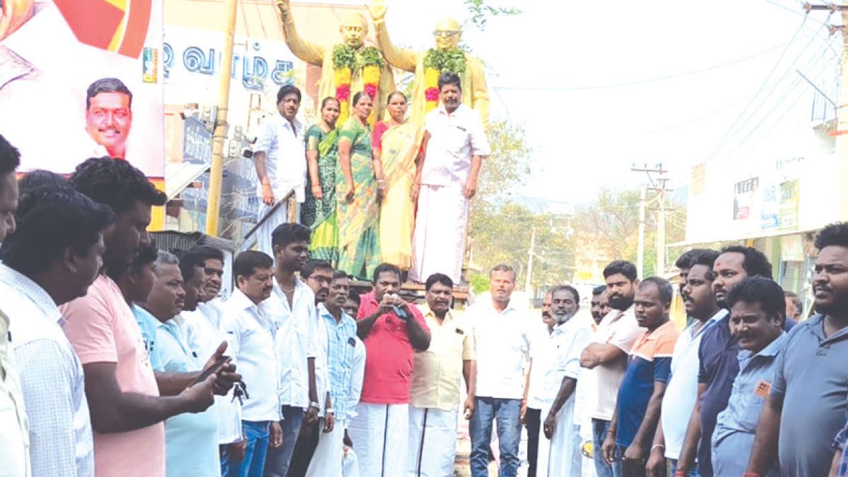 அண்ணா, கலைஞர் சிலைகளுக்கு மாலை அணிவித்து இனிப்புகள் வழங்கி திமுகவினர் உற்சாகக் கொண்டாட்டம்!