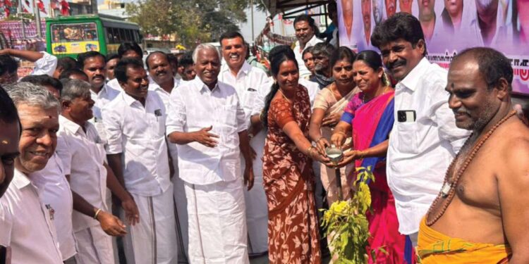 சூளகிரி ரவுண்டானாவில் அமையுது நவீன பேருந்து நிழற்கூடம்: கே.பி.முனுசாமி எம்எல்ஏ அதிரடி பூமிபூஜை!