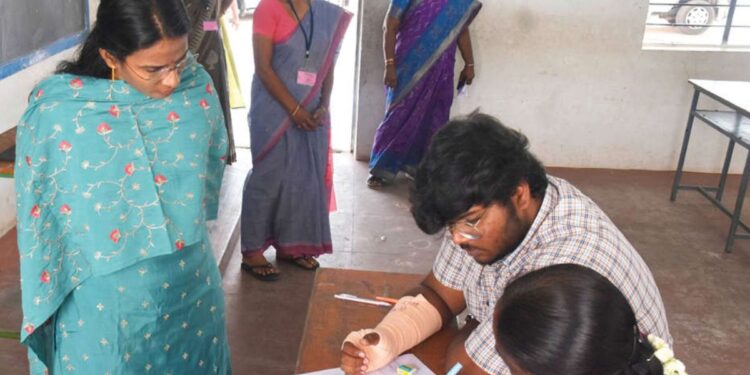 பிளஸ்-2 பொதுத்தேர்வு: நாமக்கல் குறிஞ்சி பள்ளியில் மாற்றுத்திறனாளி மாணவர்களுக்கான சிறப்பு வசதிகளை நேரில் ஆய்வு செய்தார் கலெக்டர் துர்காமூர்த்தி!